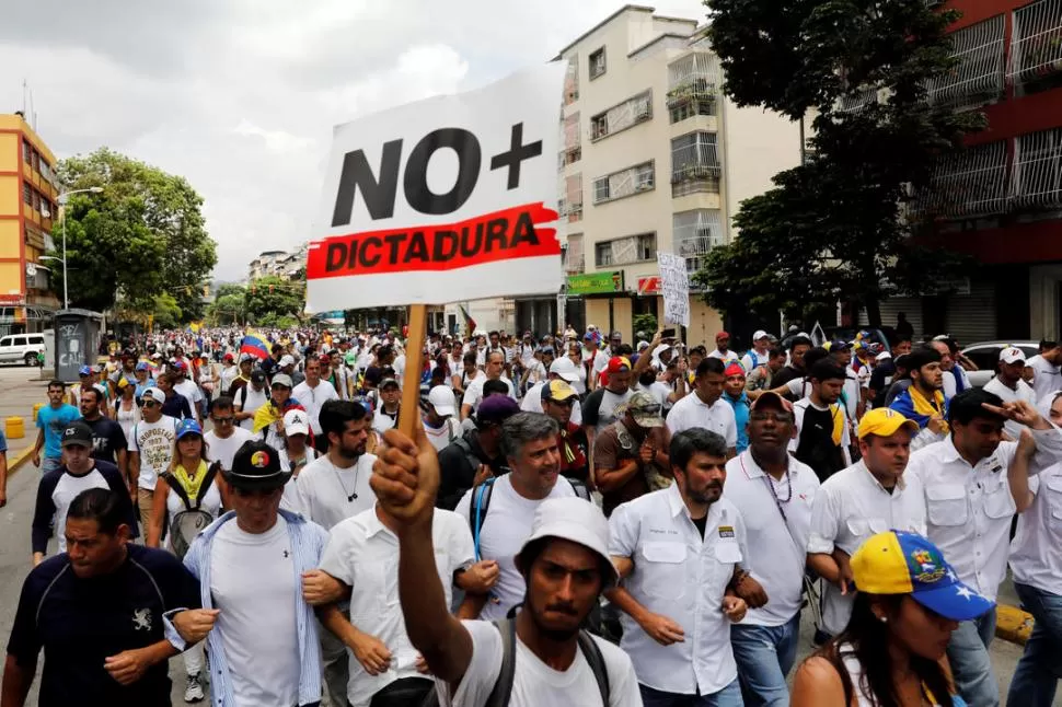 DE BLANCO. En la marcha del sábado los manifestantes, en silencio, recordaron a las víctimas de la represión. reuters