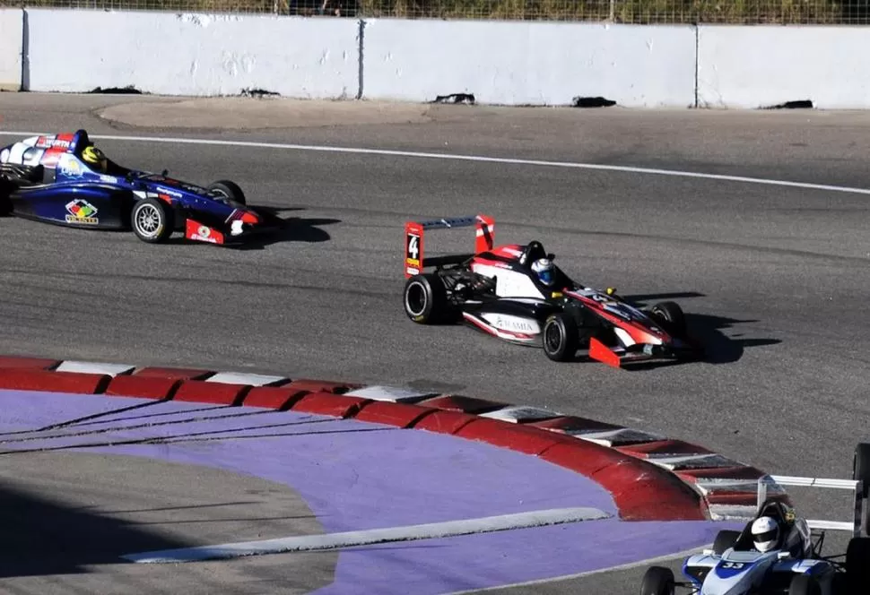EN CARRERA. Juan Pablo Rotondo (N°4), a punto de tomar una curva. formulasargentinas