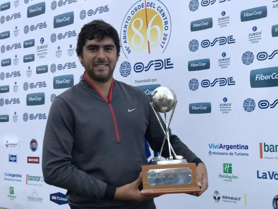 ORGULLO. “Muro” muestra el trofeo que ganó luego de jugar de gran forma en una cancha de alta exigencia. pga tour 