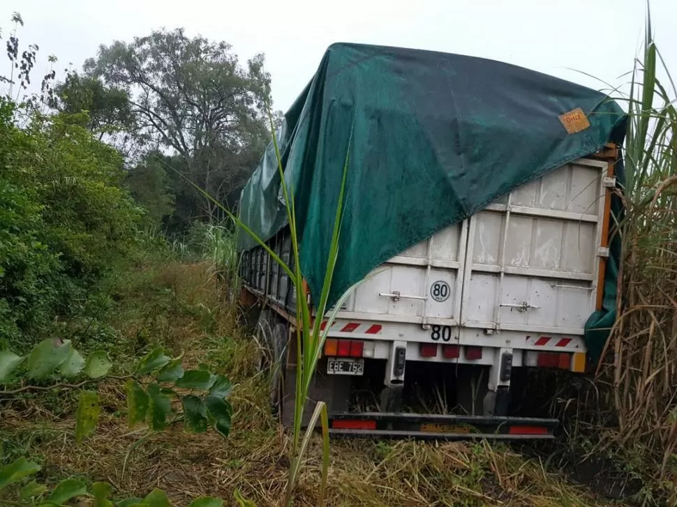 ESCONDIDO. El acoplado estaba escondido en un cañaveral de Monteros.  