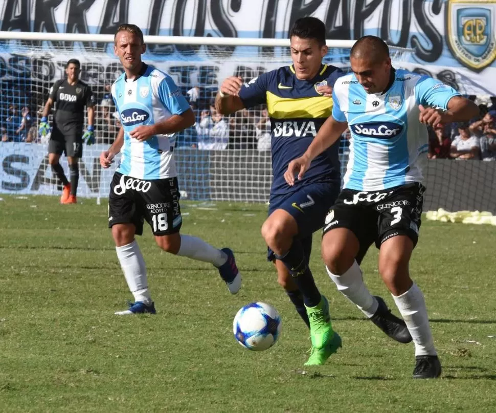 DISPUTA. Pavón y Paredes pelean por la posesión de la pelota en Rafaela.   telam