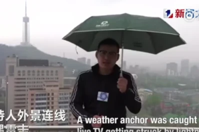 Video: un periodista chino fue alcanzado por un rayo mientras daba el clima