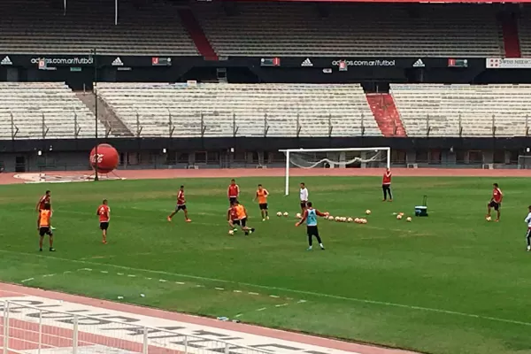 Con la misma formación que igualó con Sarmiento, River enfrentará al Emelec