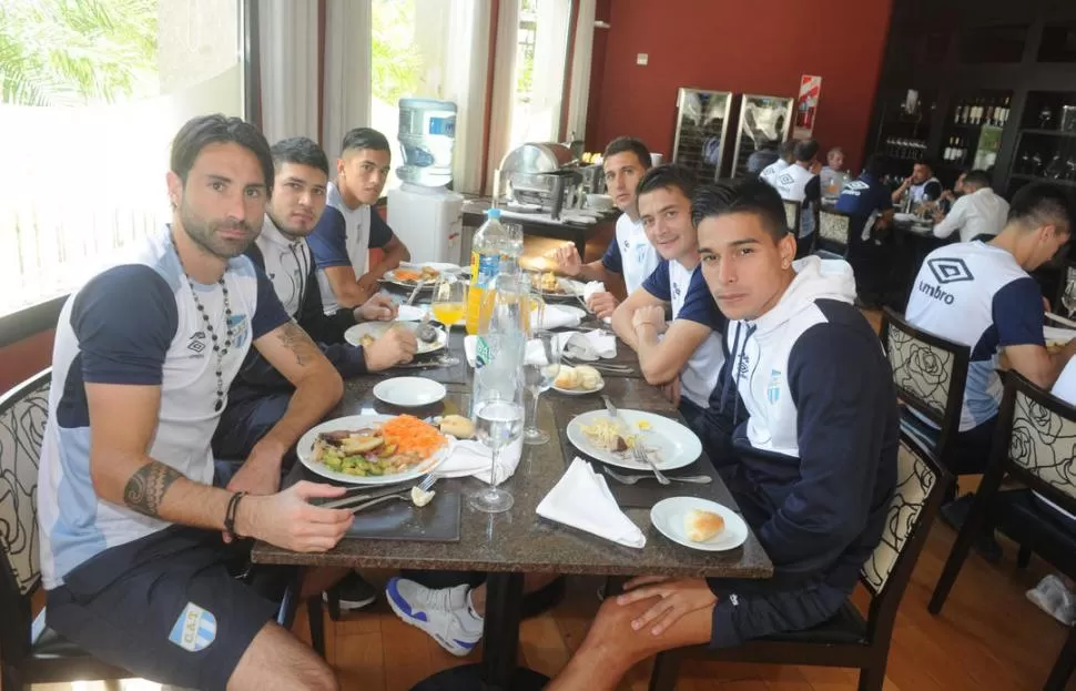 CONCENTRADOS Lucchetti, Álvarez, Barbona, González, Cuello y Bianchi posan para LG Deportiva durante el almuerzo en el hotel Hilton. Los jugadores confían en lograr el primer triunfo en el grupo 5.