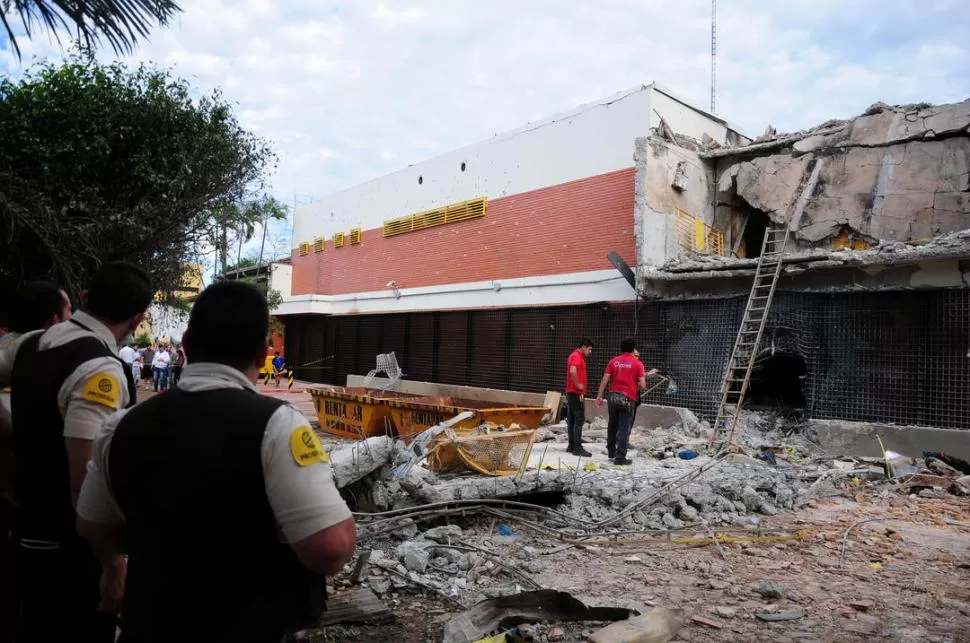 DESTRUCCIÓN. El frente del edificio de Prosegur fue dinamitado y atacado a tiros con armas de grueso calibre. reuters