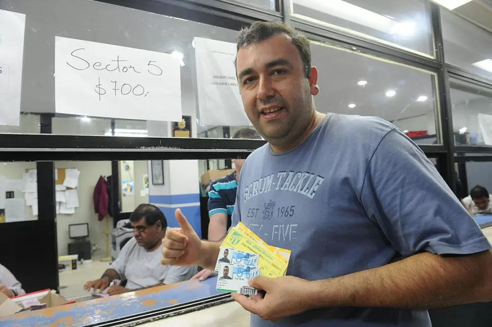 ENTRADAS EN MANO. Un hincha y sus tickets para el sector de plateas.   