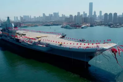 En medio de la tensión regional, China presentó su primer portaaviones propio