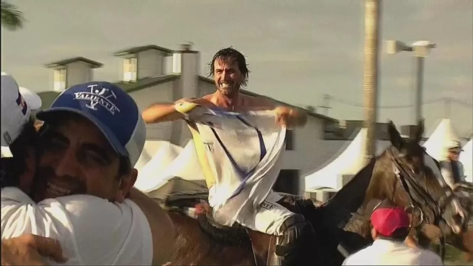 IGUAL QUE MESSI. “Adolfito” Cambiaso emuló a “La Pulga” en la celebración del U.S. Open, que se jugó en Palm Beach. sportscenter