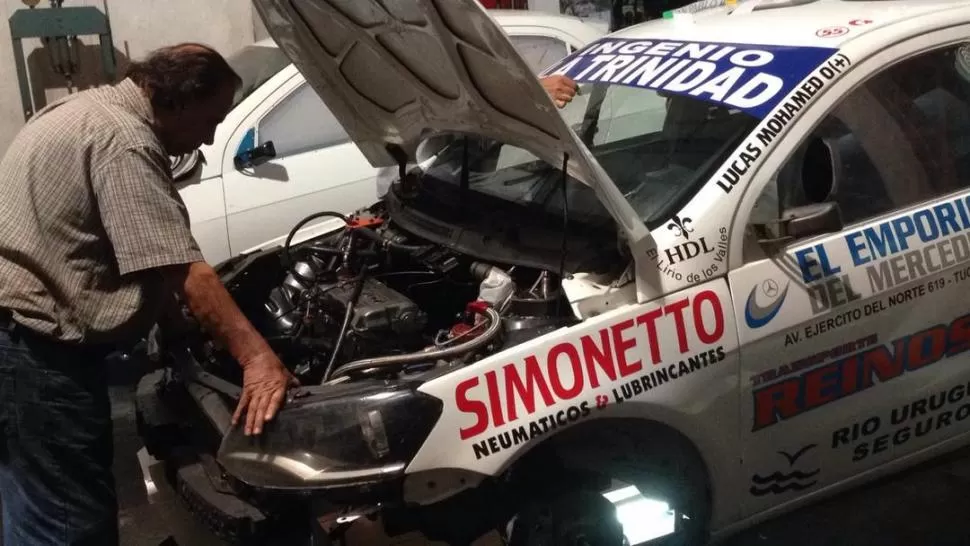 EN YERBA BUENA. En el taller del Mohamed Competición, “Lito” Mohamed revisa detalles del VW Gol Trend que su hijo Lucas acelerará desde el viernes. Prensa Mohamed Competición 