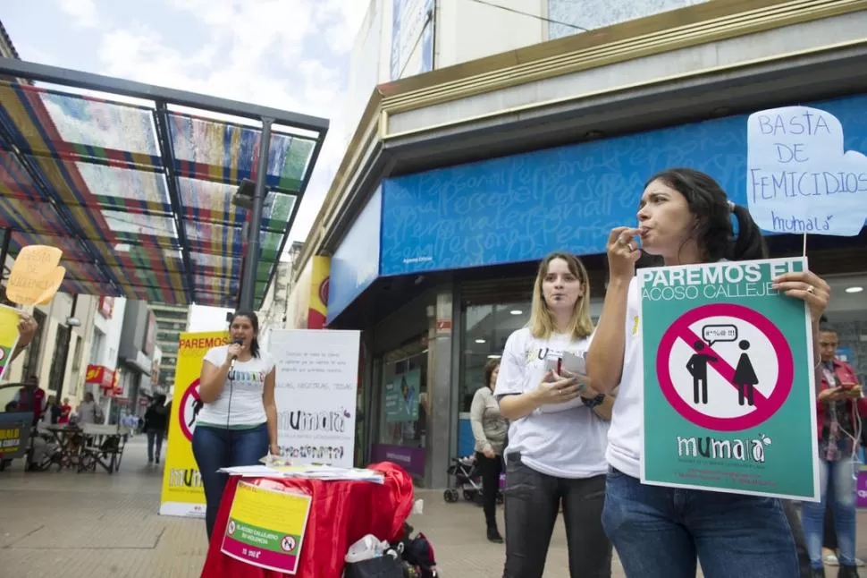 CONTRA EL ACOSO CALLEJERO. Las integrantes de “Mumalá” realizaron una campaña contra el acoso y juntaron firmas en el microcentro. la gaceta / FOTO DE JORGE OLMOS SGROSSO