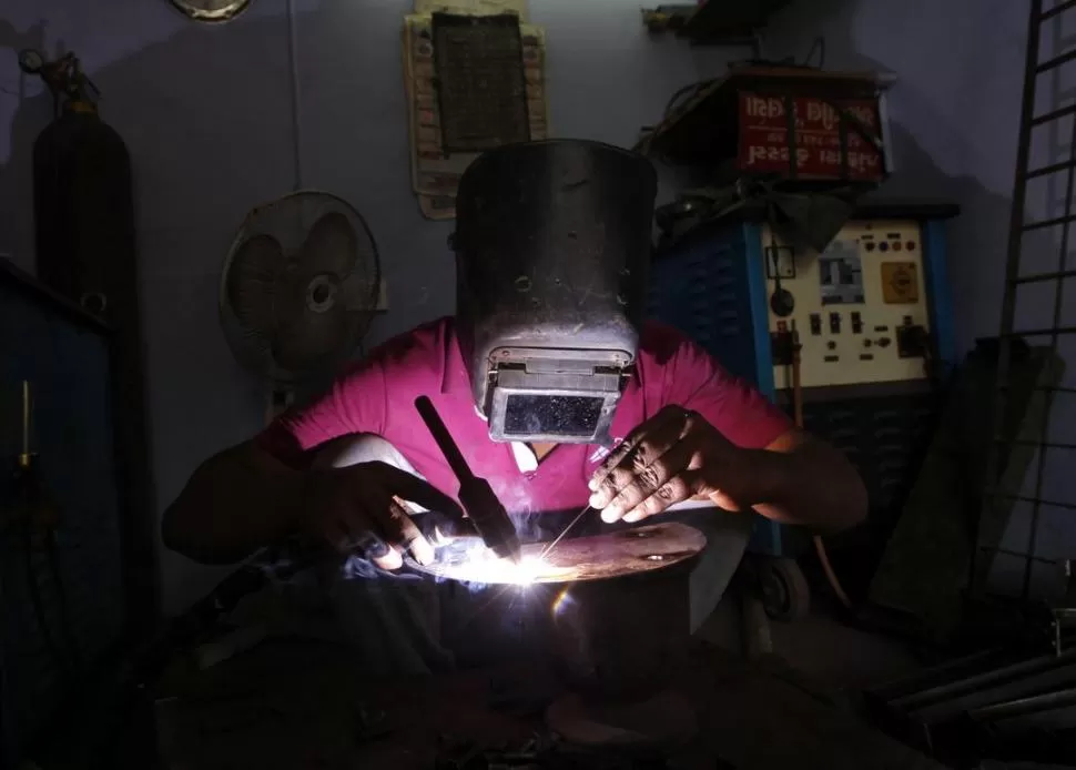 REPARANDO LA ACTIVIDAD. La industria aún no logra repuntar al nivel esperado por el Gobierno nacional. REUTERS