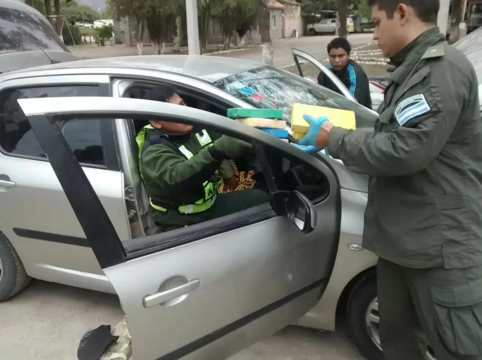 EL SECUESTRO. Tras advertir que había un doble fondo en el vehículo, los gendarmes hallaron la cocaína.  