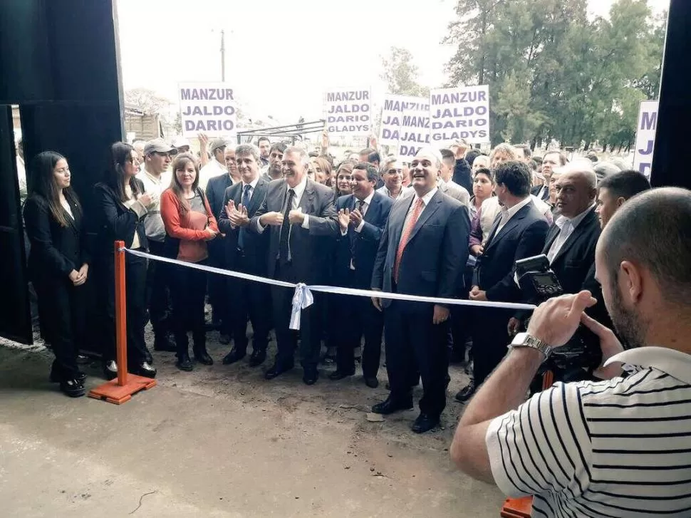 EN BANDA DEL RÍO SALÍ. Manzur, Jaldo y funcionarios provinciales inauguraron ayer un polo productivo del programa de cooperativas Argentina Trabaja. twitter @OsvaldoJaldo