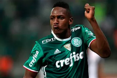 Filmaron al colombiano Yerry Mina cuando tomó un bolso y sacó un trípode