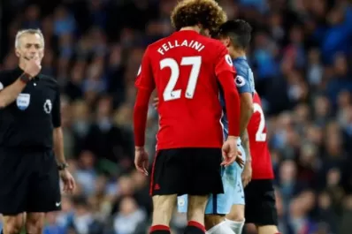 Video: Agüero recibió un cabezazo de Fellaini a lo Zidane