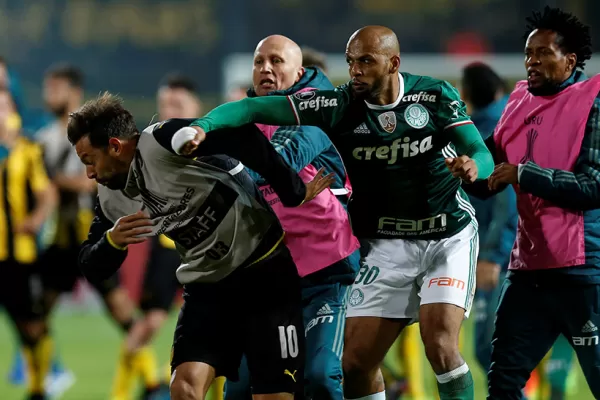 Escándalo en Peñarol-Palmeiras: Felipe Melo generó toda la violencia