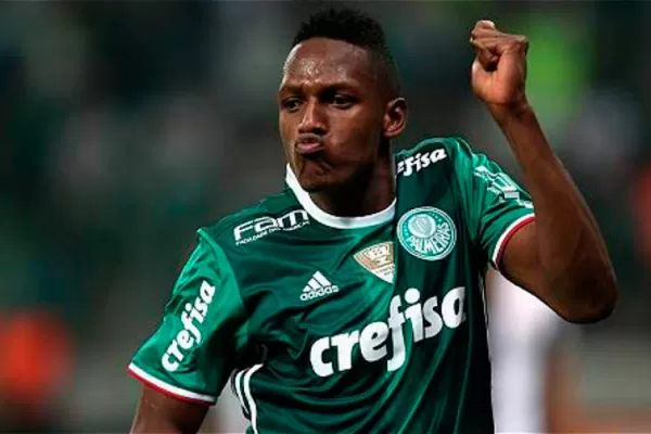 Filmaron al colombiano Yerry Mina cuando tomó un bolso y sacó un trípode