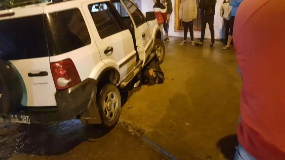 ATROPELLADO. El cómplice de “Gaviota” quedó debajo de la camioneta que conducía la víctima, Gallardo.  