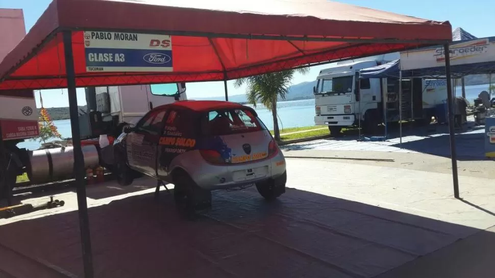 BUEN LUGAR. El box de Morán en el parque de asistencia tiene una vista panorámica de privilegio hacia el lago San Roque. foto de pablo morán