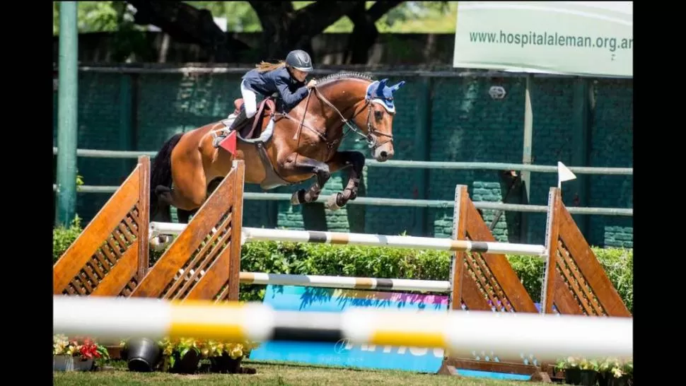 NOTABLE. Lourdes Solórzano se lució sobre la montura de “Gama Corrientes”.  