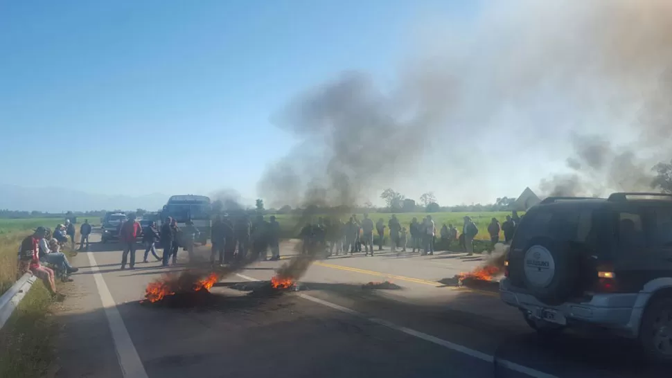 EL LUGAR DEL CORTE. Los manifestantes cortaron la nueva traza de la 38. LA GACETA / MATÍAS QUINTANA