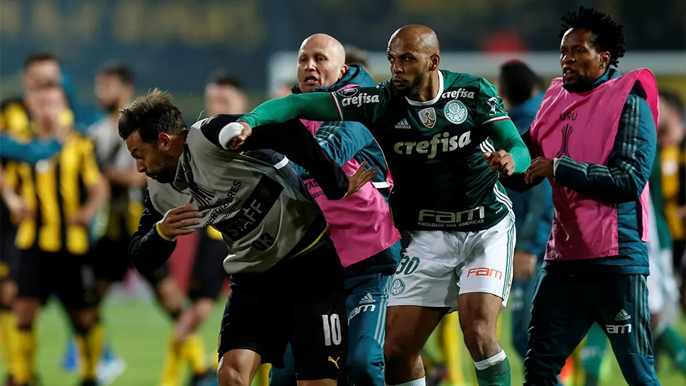 Escándalo en Peñarol-Palmeiras: Felipe Melo generó toda la violencia