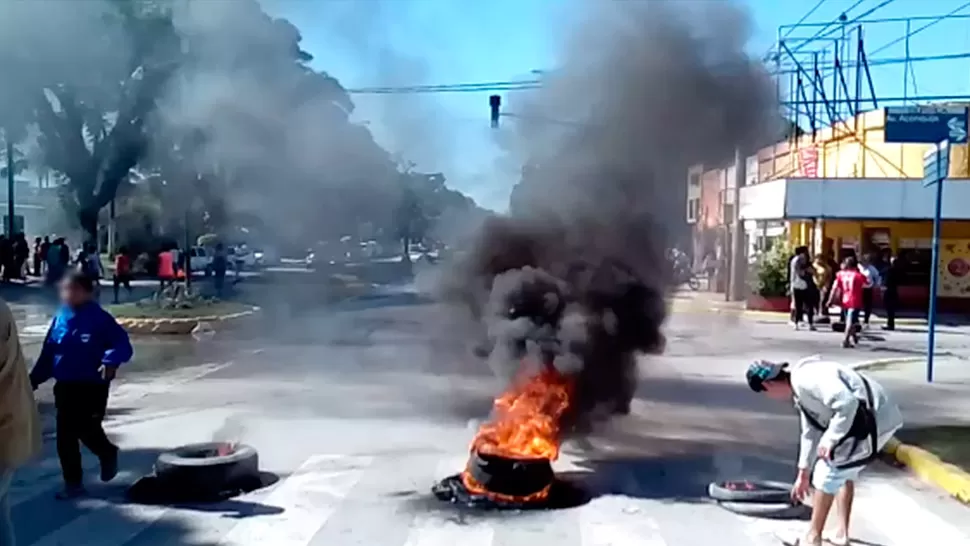 PROTESTA. Los vecinos exigen que Campero promulgue la ley sancionada por el Concejo Delibertante. 