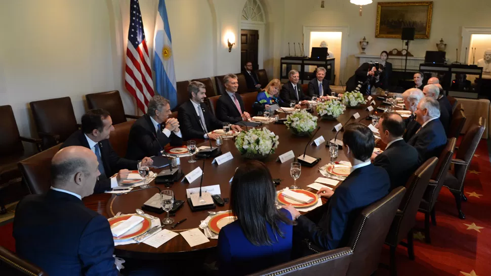 CAMARADERÍA. Las comitivas compartieron una comida que ofició Trump como anfitrión. DYN