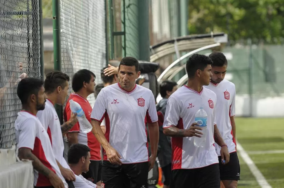 MENSAJE DEL CAPITÁN. Alexis Ferrero -centro- considera que San Martín levantó el rendimiento futbolístico en las últimas dos presentaciones pero admitió que todavía deben ajustar algunos detalles. Fotos de Matias Napoli Escalero (archivo)