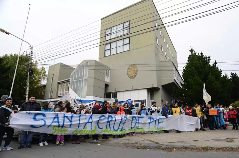 PROVINCIA PARALIZADA. Los sindicatos estatales mantienen en jaque a la administración kirchnerista con sus paros; reclaman sueldos atrasados.