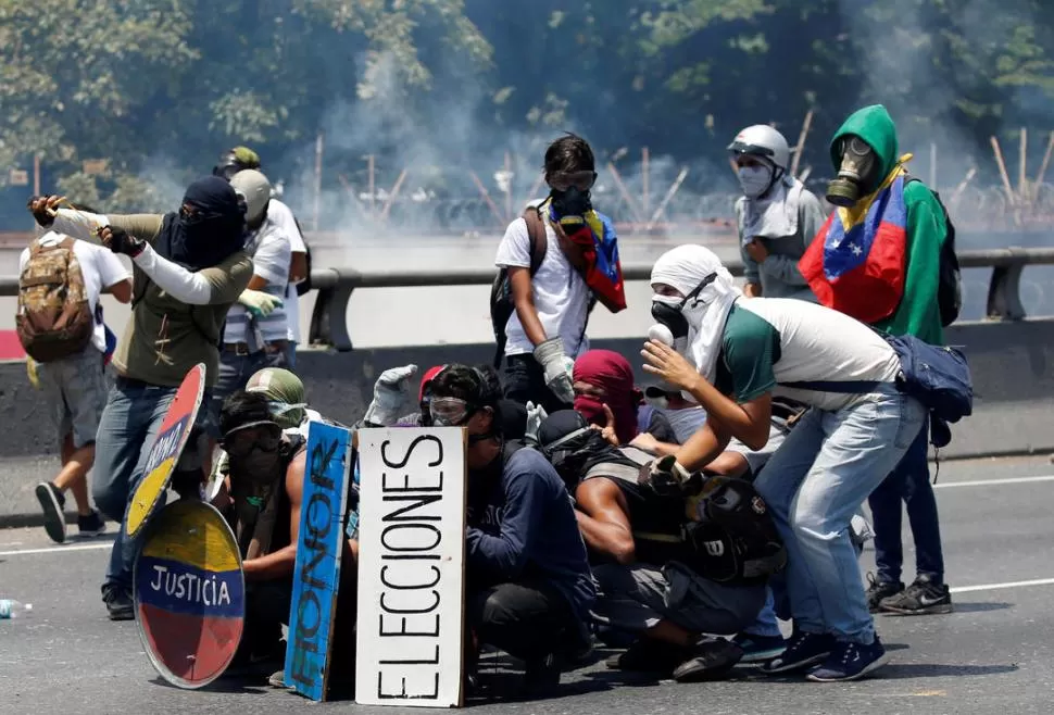 PRIMERA LÍNEA DE PROTESTA. Las máscaras antigas son una constante. Reuters