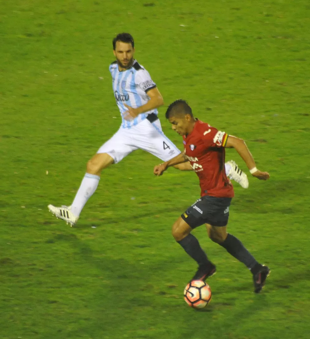 IMPORTANTE ATRÁS. Canuto sigue de cerca al atacante boliviano, durante el partido del martes. Con él, Atlético respira. la gaceta / foto de osvaldo ripoll