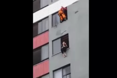 Video: se quiso suicidar pero un bombero le pegó una patada y la salvó