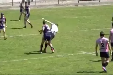 Video: brutal trompada de un jugador de rugby dejó inconsciente al árbitro