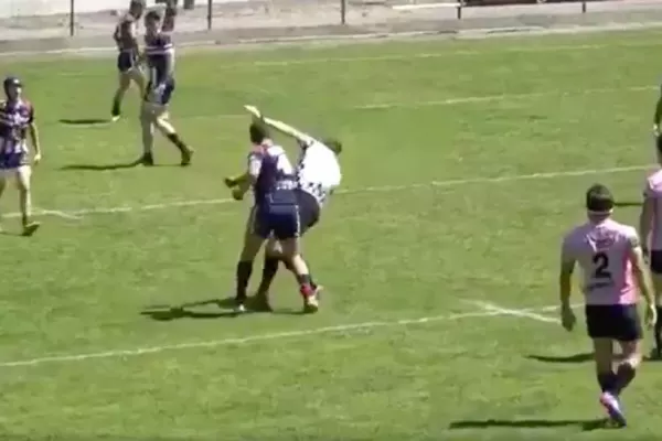 Video: brutal trompada de un jugador de rugby dejó inconsciente al árbitro