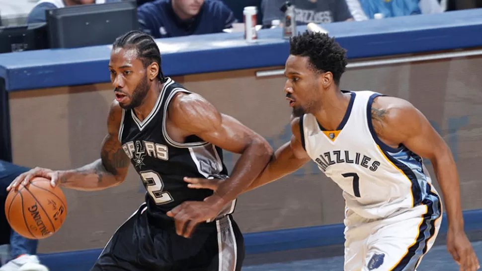 DOMINANTE. Leonard anotó 27 puntos y lideró a San Antonio en la victoria que cerró la llave. FOTO TOMADA DE NBA.COM/SPURS