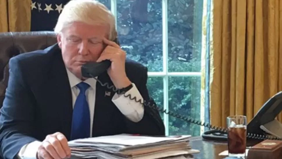 ¿Para qué sirve el botón rojo en el escritorio de Trump?