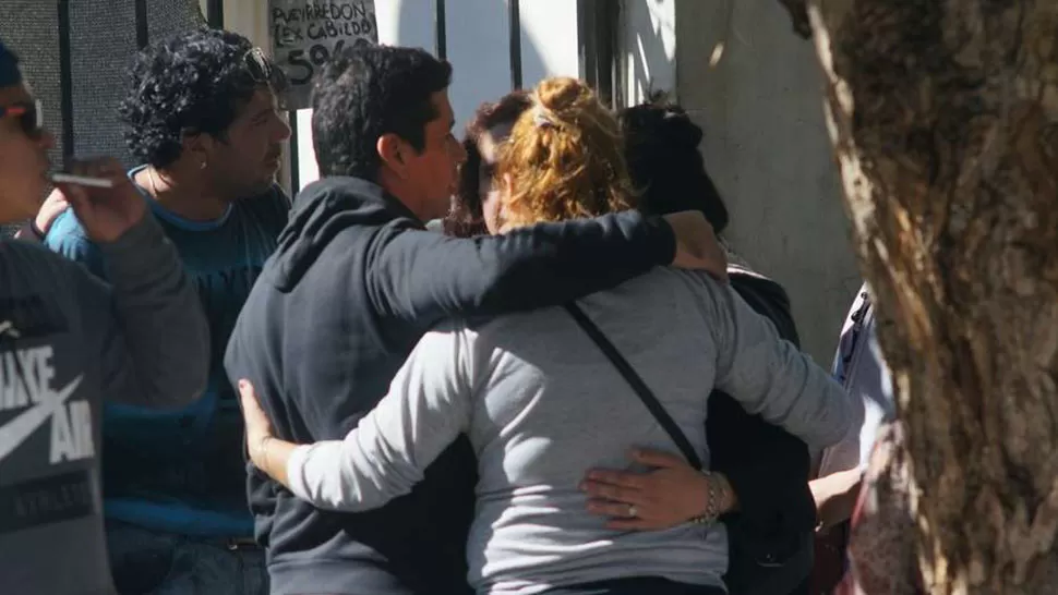 El dolor de la familia de Araceli, esta mediodía, tras reconocer el ceurpo en la morgue. FOTO TOMADA DE CLARIN.COM