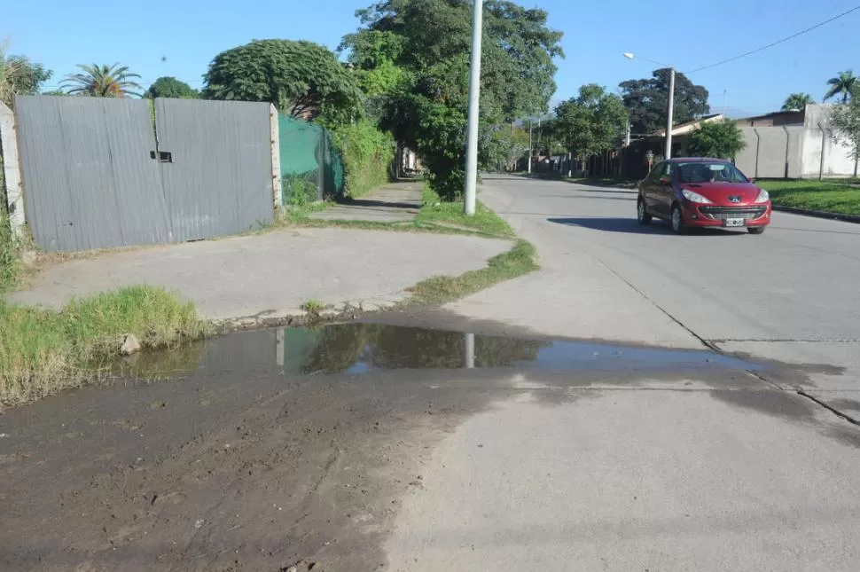 AQUÍ OCURRIÓ TODO. El sargento esperaba a un compañero en la esquina de Miguel Lillo e Inca Garcilaso cuando fue abordado por el asaltante. la gaceta / foto de Antonio Ferroni