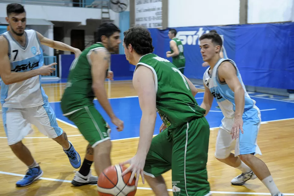 Mauro Miérez, ex Tucumán BB, es uno de los bases de Mitre, que ganó el duelo barrial.
FOTO DE LA GACETA/JOSÉ NUNO