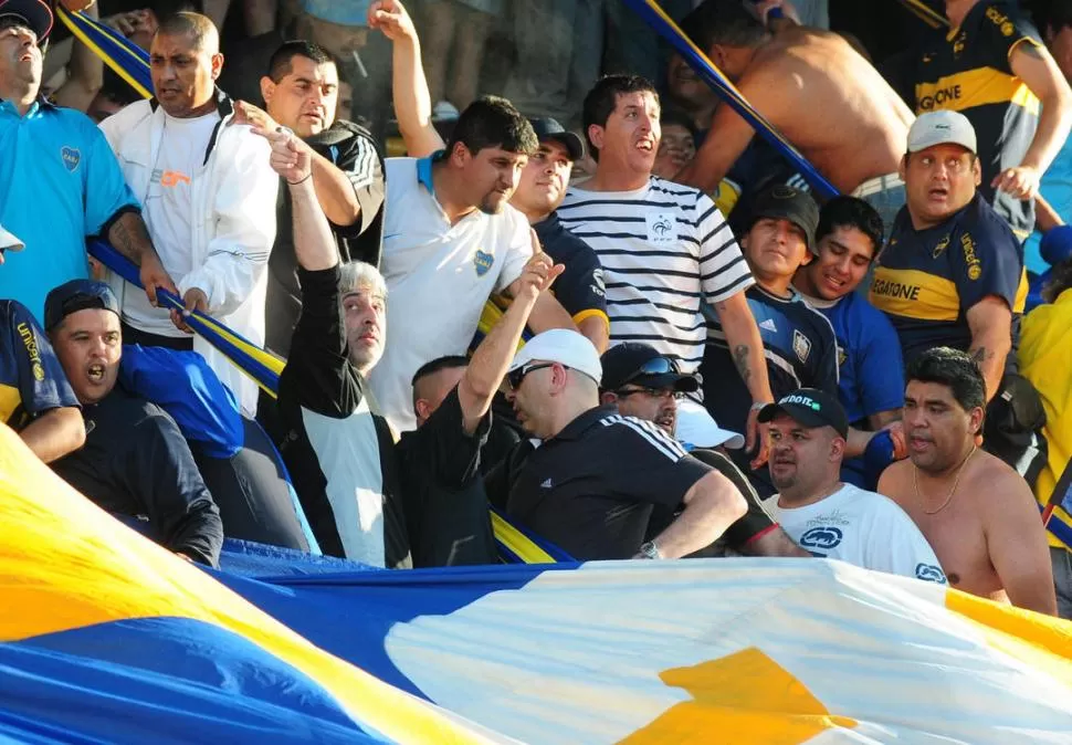 NO VA MÁS. Di Zeo y Martín, junto a otros 10 barras de La Doce, sancionados. DYN