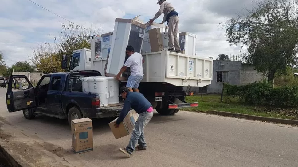 ASISTENCIA LOCAL. El municipio de Graneros repartió electrodomésticos. LA GACETA / FOTO DE ROSOLFO CASEN