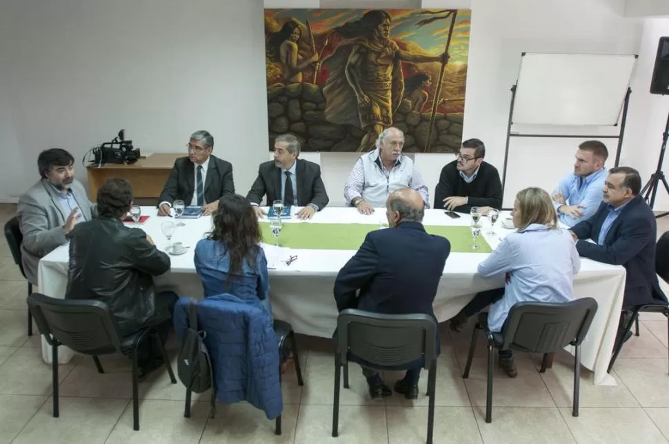 EN CONJUNTO. Empresarios y funcionarios coordinaron los trabajos en el sur. LA GACETA / FOTO DE DIEGO ARÁOZ