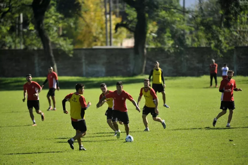 PELIGRO DE GOL. Ramón Lentini encara a Luciano González, durante la práctica de ayer que se realizó en el complejo. la gaceta / foto de Inés Quinteros Orio