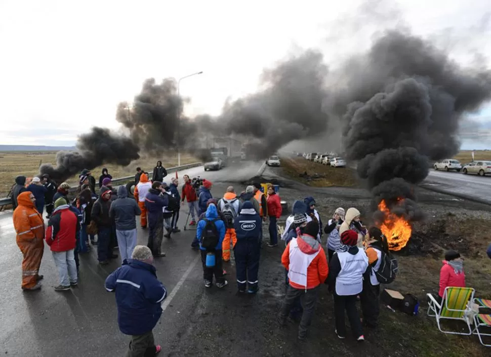 SOBRE LA RUTA 3. Docentes, padres y alumnos pidieron ayer el pago de sueldos y el comienzo de las clases.  foto de opisantacruz