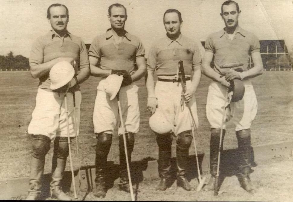 AQUEL 1952. Desde la izquierda, Manuel Laprida, Raúl Aguirre Molina, Julio Martín Sueldo y Juan Carlos Fagalde, equipo del Tucumán Polo Club que salió segundo en la Copa “República Argentina”, jugada en Buenos Aires. 