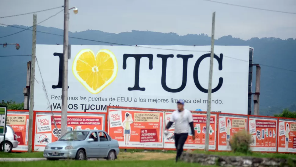 Los carteles con los que se empapeló a la ciudad en diciembre de 2016. LA GACETA/FOTO DE FRANCO VERA