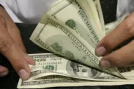 Bancos y empresas vendieron y hundieron al dólar hasta los $ 15,61