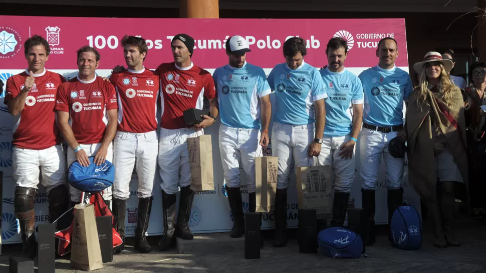 LUEGO DEL PARTIDO. Los jugadores, durante la premiación. LA GACETA / FRANCO VERA