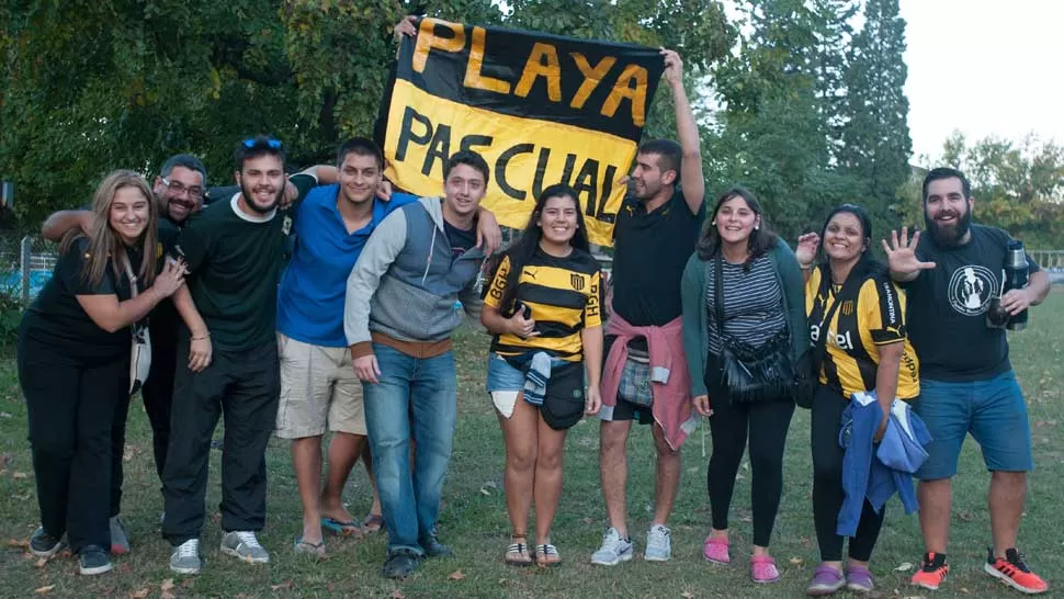 Los hinchas de Peñarol apoyaron a sus jugadores durante la práctica en el complejo de San Martín. LA GACETA/FOTO DE DIEGO ARÁOZ